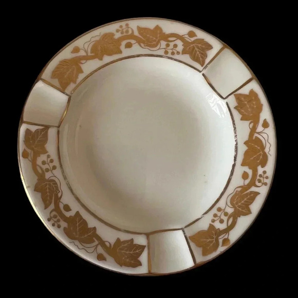 Wedgwood Whitehall W4001 White and Gold Ashtray - Picture 1 of 5